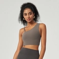 Asymmetrische sportbeha in donker taupe met één brede en één dunne schouderband - S / koffiekleur
