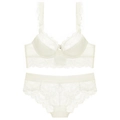 Vue détaillée d'un ensemble lingerie en dentelle beige avec bretelles à nœuds et cristal - 70A / Blanc Cassé