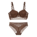 Dettaglio del set intimo in pizzo marrone scuro con spalline sottili e traforate - 70A / caffè