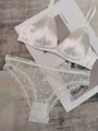 Détail de soutien-gorge en satin blanc et culotte en mesh avec motif de cœurs - S / Blanc