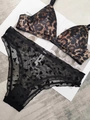 Détail de l'ensemble soutien-gorge léopard et culotte en mesh avec étiquette d'entretien - S / Imprimé léopard