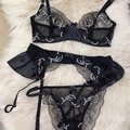 Schwarzes dreiteiliges Dessous-Set mit transparenter Stickerei und Strapsgürtel in S - S / Schwarz