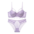 Dettaglio ravvicinato di lingerie in pizzo lavanda con reggiseno push-up e slip in mesh - 75B / Viola