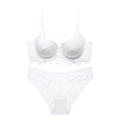 Dettaglio di un set di lingerie in pizzo bianco con spalline incrociate e ricami eleganti - 75B / Bianco