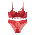 Dettaglio del set di lingerie in pizzo rosso con raffinati motivi floreali e rete - 75B / Rosso