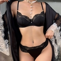 Elegantes Set aus schwarzer Spitzenunterwäsche mit passender Seidenrobe und Spitze - S / Schwarz