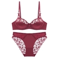 Dettaglio del set lingerie in pizzo rosso vino con tessuto di seta e piccoli fiocchi - 70B / Borgogna
