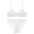 Dettaglio di un set lingerie in pizzo bianco con coppe in seta e ricami floreali fini - 70B / Bianco