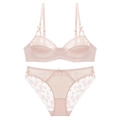 Dettaglio del set reggiseno in raso champagne e slip in pizzo con ricamo floreale - 70B / Nudo