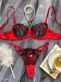 Détail de l'ensemble lingerie en dentelle brodée rouge avec perles et accessoires - S / Rouge