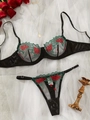 Détail macro de la broderie florale et du tissu en maille de cet ensemble lingerie rouge - S / Noir