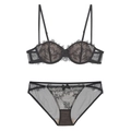 Detaillierte Flachbildaufnahme von schwarzem Wimpernspitzen-BH und Mesh-Slip-Set - 70A / Schwarz