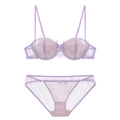 Detail von lavendelfarbenem Wimpernspitze-BH und transparentem Slip-Set mit Schleife - 70A / Lila