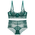 Detalle de conjunto de lencería de encaje verde esmeralda con bordado floral y malla - 70B / Sujetador y Bragas Verdes