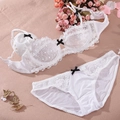 Ensemble de lingerie en dentelle blanche avec broderie florale et nœuds en ruban noir - 70A / Blanc