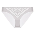 Detailansicht der weißen Stickerei und des seidigen Satinstoffs am floralen String - S / Weiße Slips
