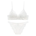 Detail van witte kanten lingerieset met bloemenborduurwerk en fijne zijden accenten - S / Wit