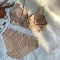 Nahtloses Push-up-BH und Mesh-Slip-Set in Beige auf weißem Plüschhintergrund - 70B / Hautfarben