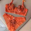Sexy oranje kanten lingerieset met zwart bloemenborduurwerk en een hoge taille slip - Oranje / 70B