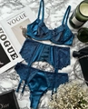 Driedelige kanten lingerieset met jarretelgordel op een marmeren achtergrond - S / Blauwe 3-delige Set