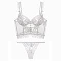 Französisches weißes Spitzen-Dessous-Set mit Softcup-BH und Tanga im Vintage-Stil - S / Set mit weißen Zirkonia