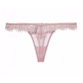 Détail du string rose en dentelle de cils française avec tissu mesh et petit noeud - Rose