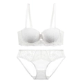 Dettaglio del ricamo in pizzo floreale sul set di reggiseno e slip bianchi a mezza coppa - 70B / Bianco
