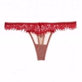 Vue détaillée de la bordure en dentelle de cils rouge et du nœud sur le string taille basse - Rouge