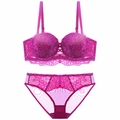 Vista dettagliata del set lingerie in pizzo magenta con reggiseno push-up e slip coordinati - 70B / Rosa Acceso