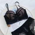 Elegantes schwarzes Spitzen-Dessous-Set mit Push-up-BH und passendem Slip im Flatlay - 70B / Schwarz