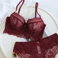 Burgunderrotes Dessous-Set aus Spitze mit floralem Mesh-BH und passendem Slip - 70B / Burgunderrot