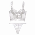 Französisches weißes Spitzen-Lingerie-Set mit Stickerei und Rüschenträgern auf weißem Grund - S / Weiß