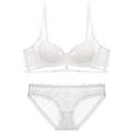 Witte kanten lingerieset met beugelbeha en bijpassende slip op witte achtergrond - 70A / Wit
