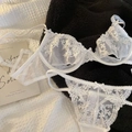 Conjunto de lencería de encaje floral blanco con sujetador con aros y lazos suaves - S / Blanco