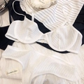 Set di lingerie in pizzo bianco con reggiseno a V profonda e perizoma coordinato in pizzo - S / Bianco