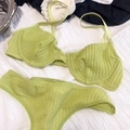 Ensemble lingerie décolleté en V vert avocat avec texture mesh et bretelles fines - Vert