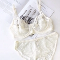 Elegantes Set aus cremeweißer Blumen-Spitze mit Bügel-BH und passendem Slip - 70A / Cremeweiß