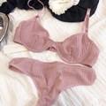 Ensemble lingerie rose français col en V profond avec dentelle et tissu texturé - Rose