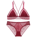 Set di lingerie francese in pizzo rosso vino con reggiseno a triangolo senza ferretto - S / Rosso