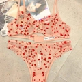 Dessous-Set aus rosa Spitze mit Herzprint, Rüschenkante und transparentem Mesh-Stoff - S / Rosa mit roten Herzen