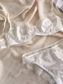 Dessous-Set aus ultra-hauchdünner weißer Spitze im französischen Stil mit Blumenbestickung - S / Weiß
