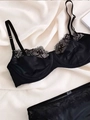 Eleganter Bügel-BH aus schwarzem Satin und Wimpernspitze mit verstellbaren Goldträgern - S / Schwarz