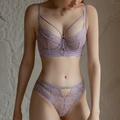 Elegantes lila Spitzenunterwäsche-Set mit Riemchendetails und floraler Stickerei - 70B / Lila
