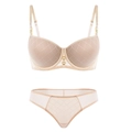 Detail van nude lingerieset met gewatteerd ruitpatroon en gouden kettingbandjes - Huidskleur