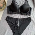 Elegantes schwarzes Lingerie-Set aus nahtloser Spitze mit Satin und Strassanhänger - 75B / Schwarz