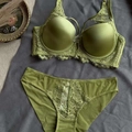 Olivgrünes nahtloses Push-up-Lingerie-Set mit Spitzenverzierung und passendem Slip - 75B / Grün