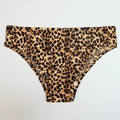 Dettaglio ravvicinato di slip senza cuciture leopardati con tassello in cotone traspirante - S / Leopardo Caffè Nero