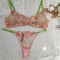 Set lingerie con ricamo floreale verde e rosa con reggiseno in mesh e perizoma - M / Ricamo Rosa