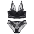 Französisches schwarzes Spitzen-Dessous-Set mit tiefem V-BH und passendem Slip - Schwarz / 70C