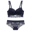 Lingerieset van donkerblauwe bloemenkant met push-up beha en bijpassende kanten slip - 70A / Boven- En Onderstuk / Blauw